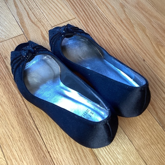 Stuart Weitzman Black Satin Leather Sole Shoes, Size 7, kitten heel - Picture 8 of 11